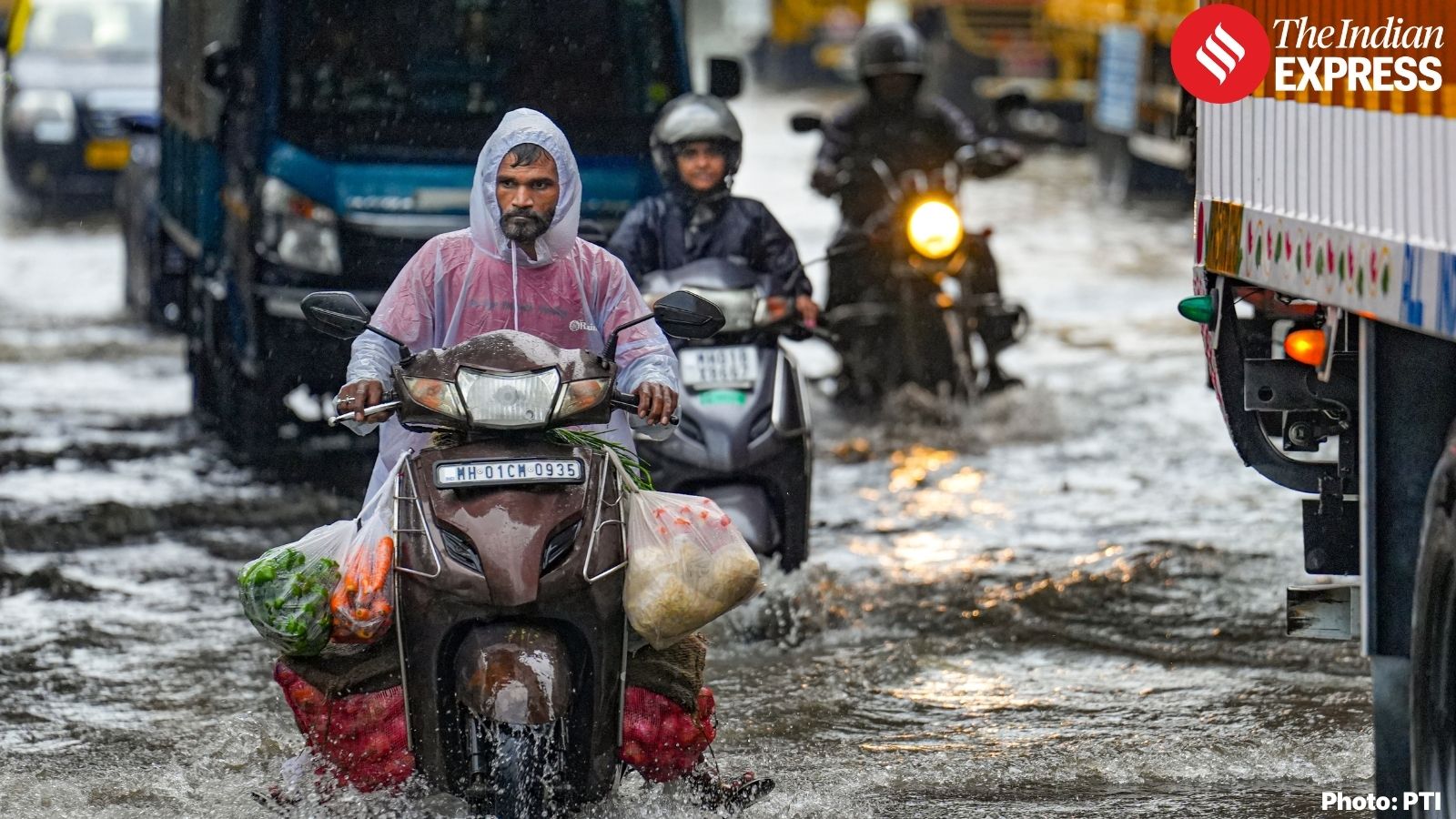 दक्षिण मुंबईत गेल्या २४ तासांत २४८ मिमी पावसाची नोंद झाली असून, गेल्या दशकातील जून महिन्यातील हा सर्वाधिक पाऊस ठरला आहे.