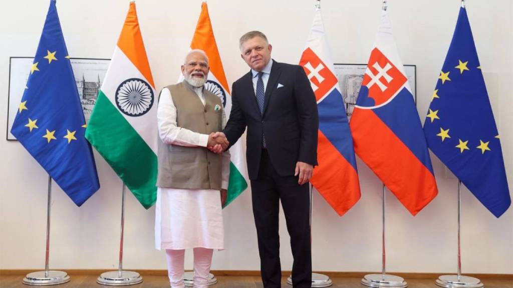 पंतप्रधान रॉबर्ट फिको आणि भारताचे पंतप्रधान नरेंद्र मोदी.
photo (ANI)