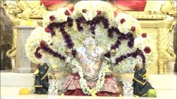 पुण्यातील श्रीमंत दगडूशेठ हलवाई गणपती मंदिरात शेषनागाच्या प्रतिकृतीची पुष्पसजावट; दर्शनासाठी भाविकांची गर्दी