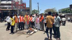 खासदार संजय जाधव यांची सोनपेठला प्रतिकात्मक अंत्ययात्रा; निषेधाच्या घोषणा देत शिवसैनिक रस्त्यावर