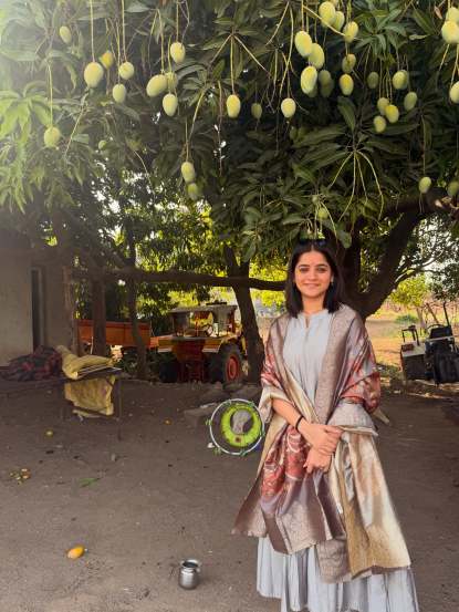 यामधून शरयूने गावाकडील मोकळ्या वातावरनात, निसर्गाच्या सानिध्यात सुंरद फोटो काढले आहे.