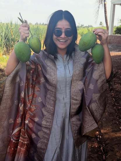 अभिनेत्री सोशल मीडियावर खूप सक्रिय असते आणि त्यामार्त तिच्या दैनंदिन जीवनातील घडामोडी शेअर करत असते.