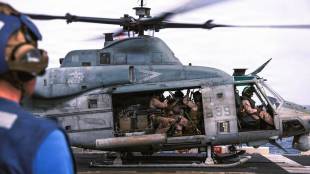 US strikes Iran military targets near Strait of Hormuz | Apache helicopter downed in Hormuz air defense sites hit | अमेरिकेचे इराणवर भीषण हवाई हल्ले | होर्मुझच्या समुद्रधुनीजवळ अमेरिकेचे अ‍ॅपाचे हेलिकॉप्टर पाडल्यानंतर तणाव वाढला
