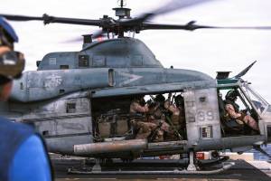 US strikes Iran military targets near Strait of Hormuz | Apache helicopter downed in Hormuz air defense sites hit | अमेरिकेचे इराणवर भीषण हवाई हल्ले | होर्मुझच्या समुद्रधुनीजवळ अमेरिकेचे अ‍ॅपाचे हेलिकॉप्टर पाडल्यानंतर तणाव वाढला