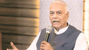 Yashwant Sinha economic growth speech Mumbai | Former Finance Minister criticizing Modi government | Congress Mumbai symposium on Indian economy | Prithviraj Chavan and Bhalchandra Mungekar at Congress event Mumbai