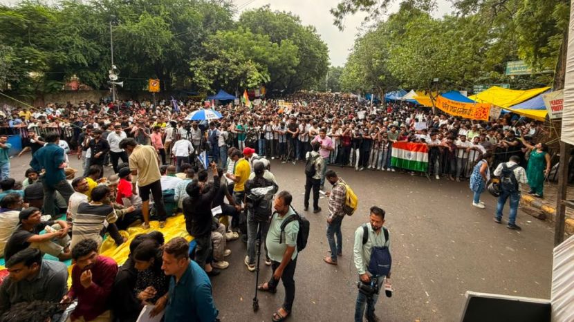 नीट पेपरफुटीवरून कॉक्रोच जनता पार्टी आणि विरोधी पक्षांकडून सुरु असणाऱ्या आंदोलनांच्या पार्श्वभूमीवर सरकारने ही कारवाई केल्याचे सांगितले जाते. (फोटो - X/Cockroach Is Back)