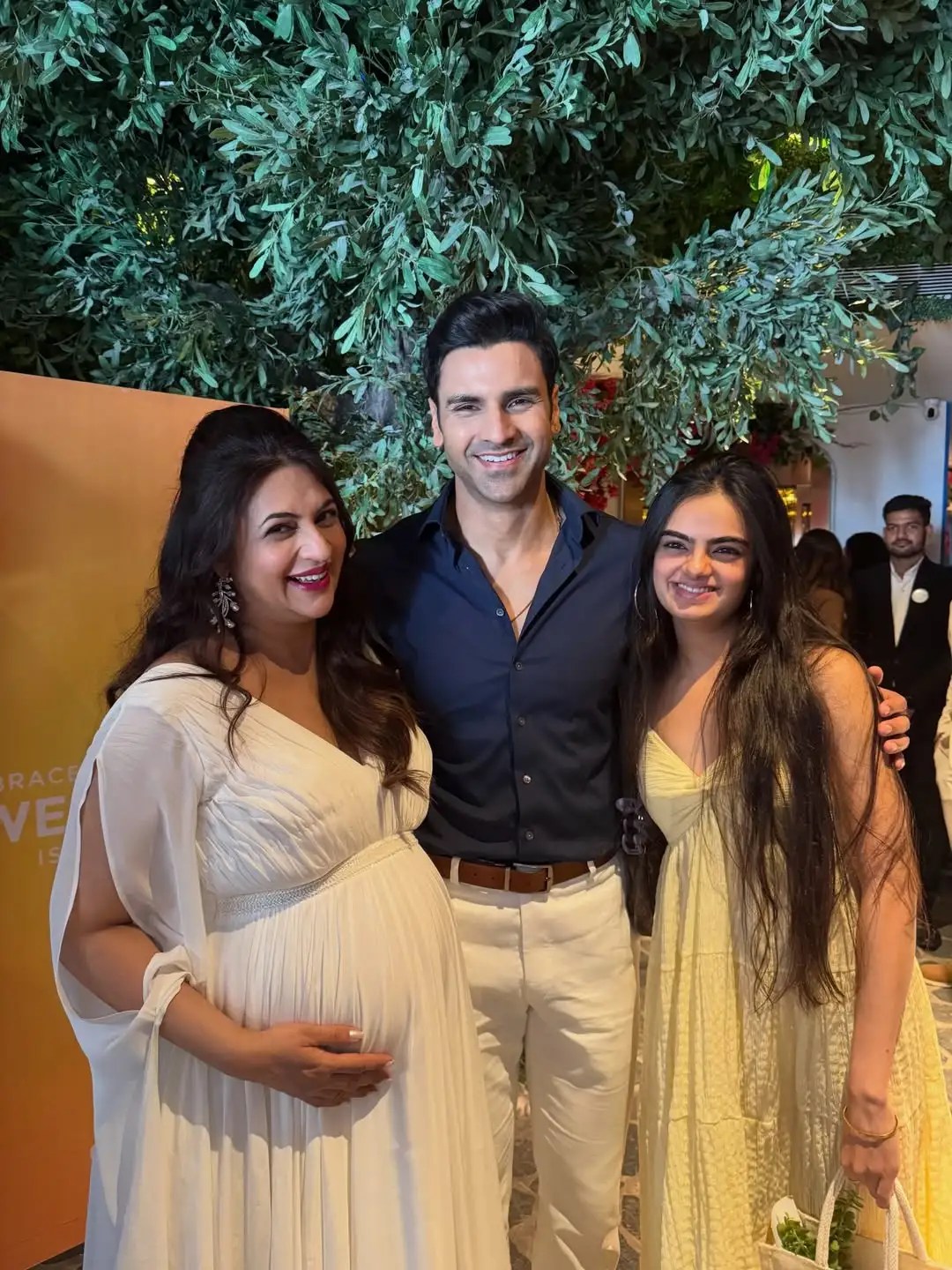 Ruhanika Dhawan meets Divyanka baby