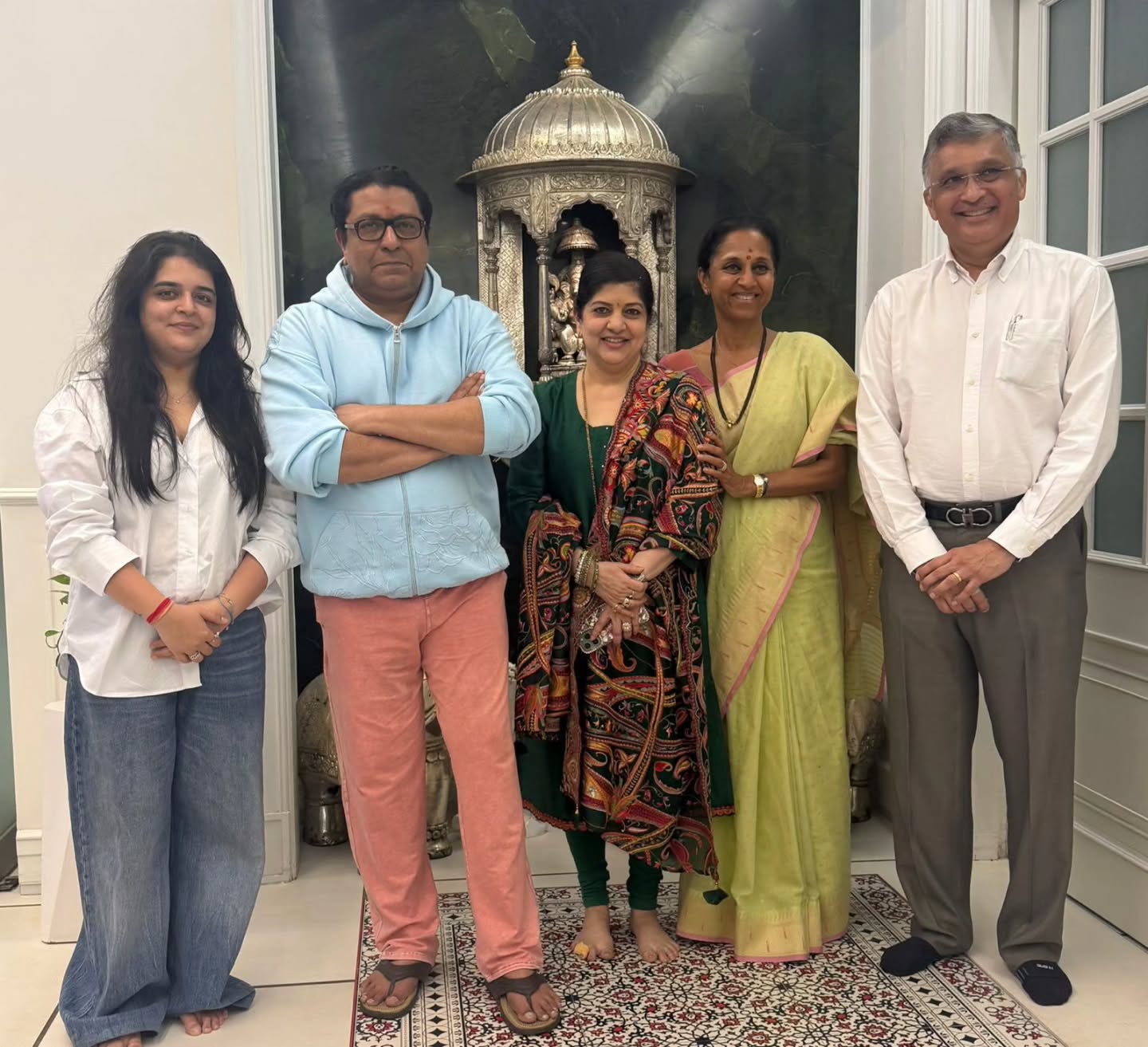 Supriya Sule meet Raj Thackeray family