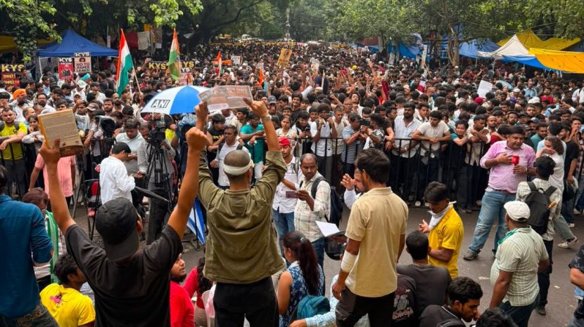 नीट पेपरफुटीवरून गेल्या महिन्याभरापासून सुरु असणाऱ्या आंदोलनाच्या पार्श्वभूमीवर केंद्र सरकारने शिक्षण मंत्रालयातील एका वरिष्ठ अधिकाऱ्याची बदली केली आहे. (फोटो - X/Cockroach Is Back)