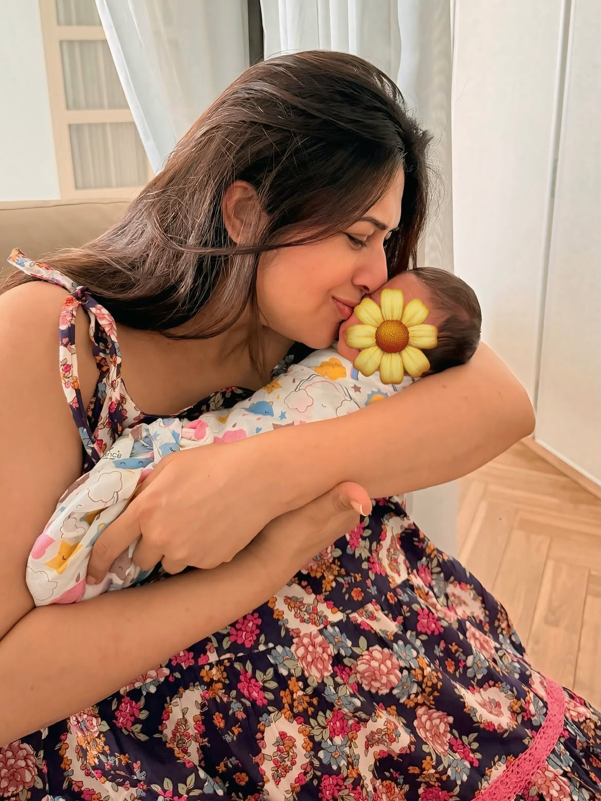 Ruhanika Dhawan meets Divyanka baby