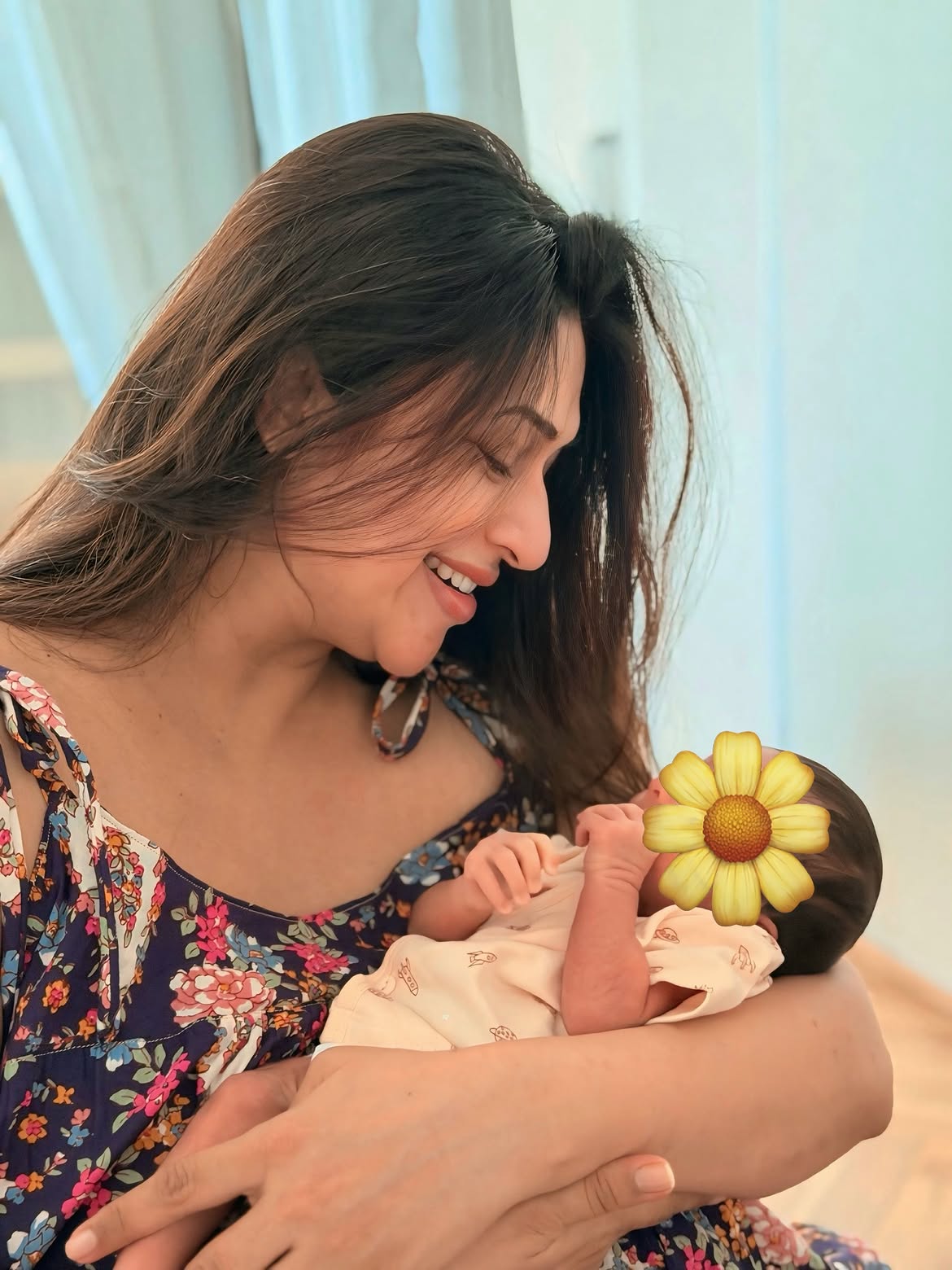 Ruhanika Dhawan meets Divyanka baby