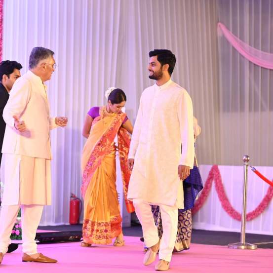 हेअरस्टाइलही अत्यंत सुंदर ठेवली होती. केसांचा आंबेडा बांधून त्यावर मोगऱ्याचा गजरा तिने माळला होता. (Photo - Revati Sule/Instagram)