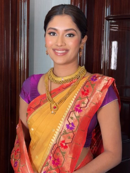 यावर ठुशी, तीन-चार पदरांची माळ( याला गहुमाळ असंही म्हणतात) आणि नाजूकसं मंगळसुत्र तिने परिधान केलं होतं. (Photo - makeupbyareeshaa/Instagram)