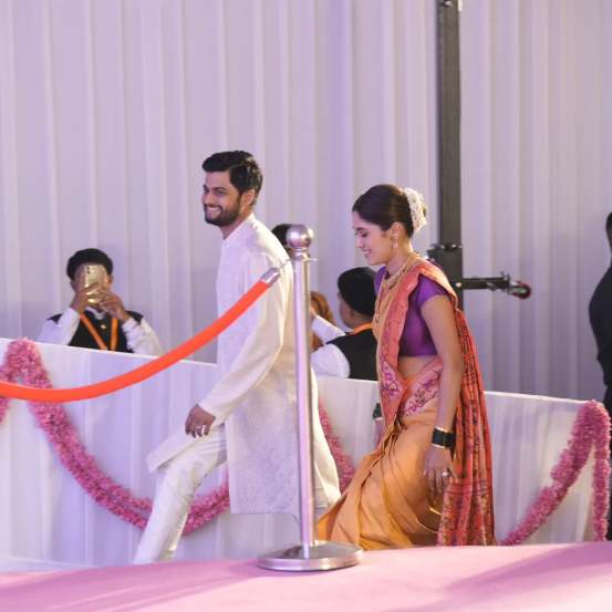 खासदार सुप्रिया सुळे यांची कन्या रेवती सुळे हिचं नुकतंच लग्न झालं. मुंबईतील जिओ वर्ल्ड कन्वेशन सेंटरमध्ये अत्यंत थाटामाटात आणि मोठ्या उत्साहात हे लग्न पार पडलं. (Photo - Revati Sule/Instagram)
