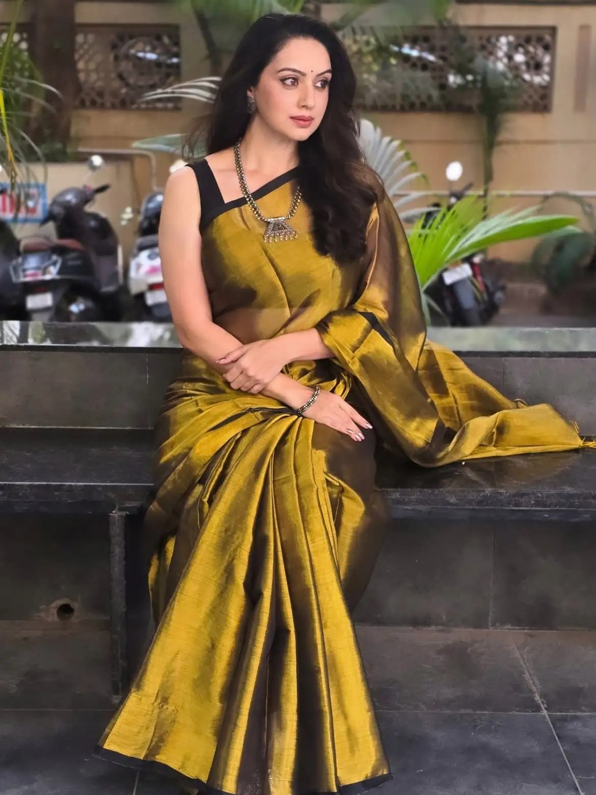 Shruti Marathe shares new glamorous photos