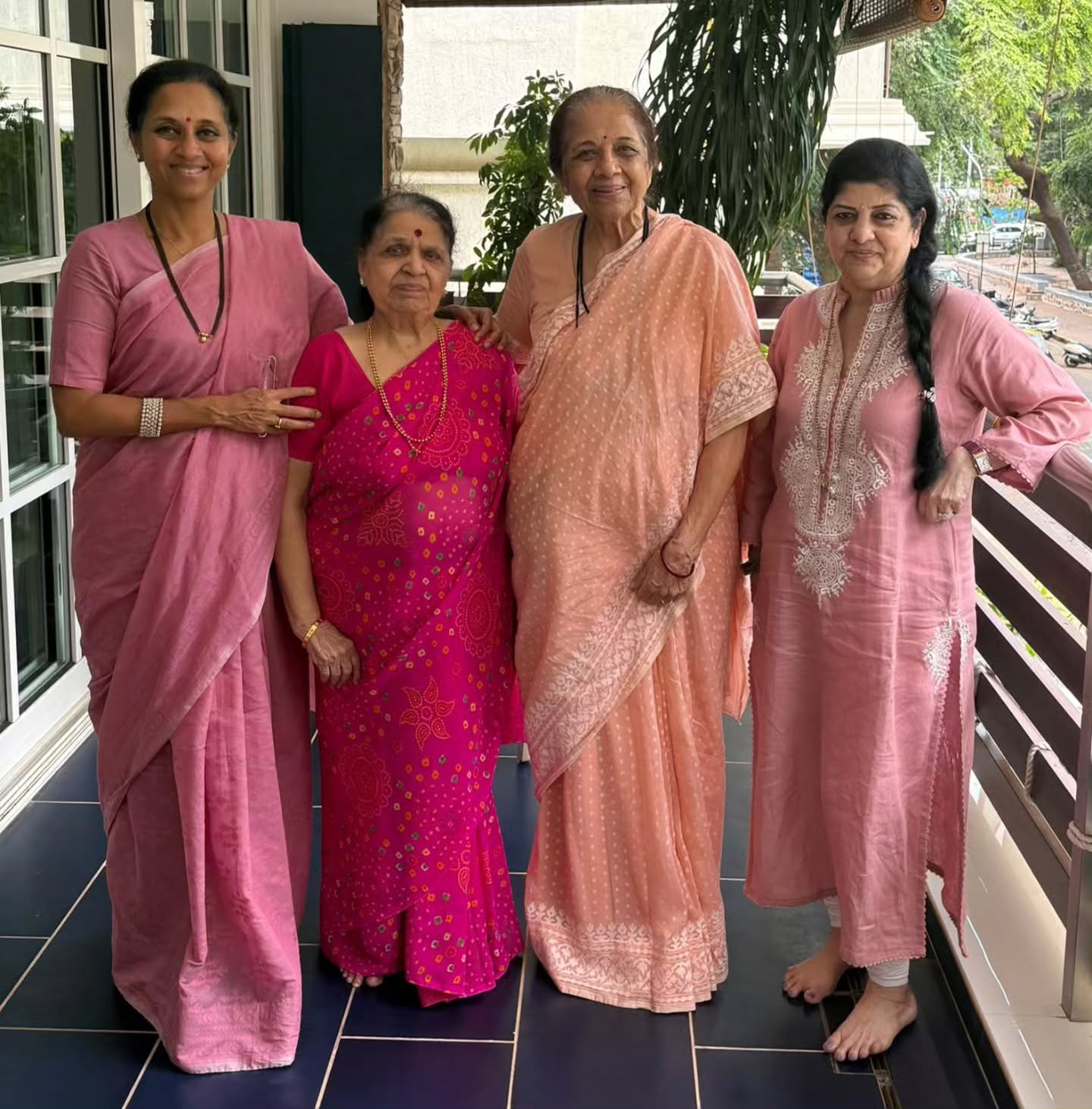 Supriya Sule meet Raj Thackeray family