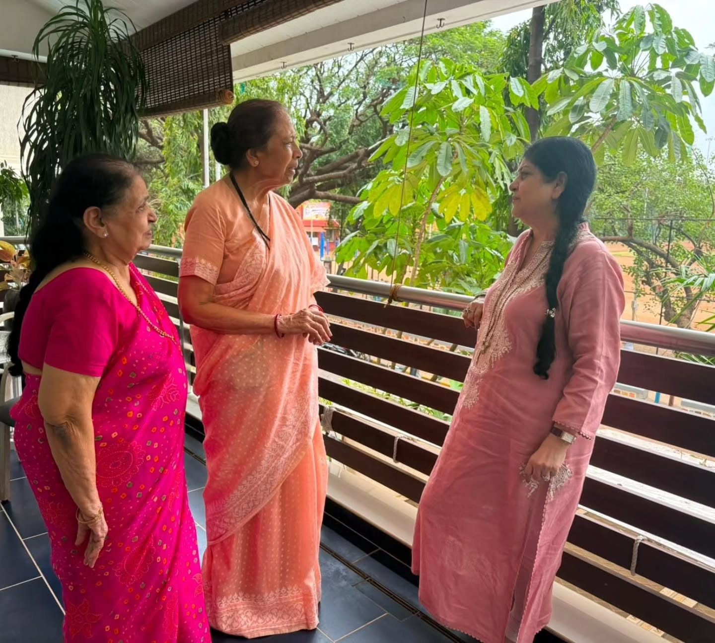 Supriya Sule meet Raj Thackeray family