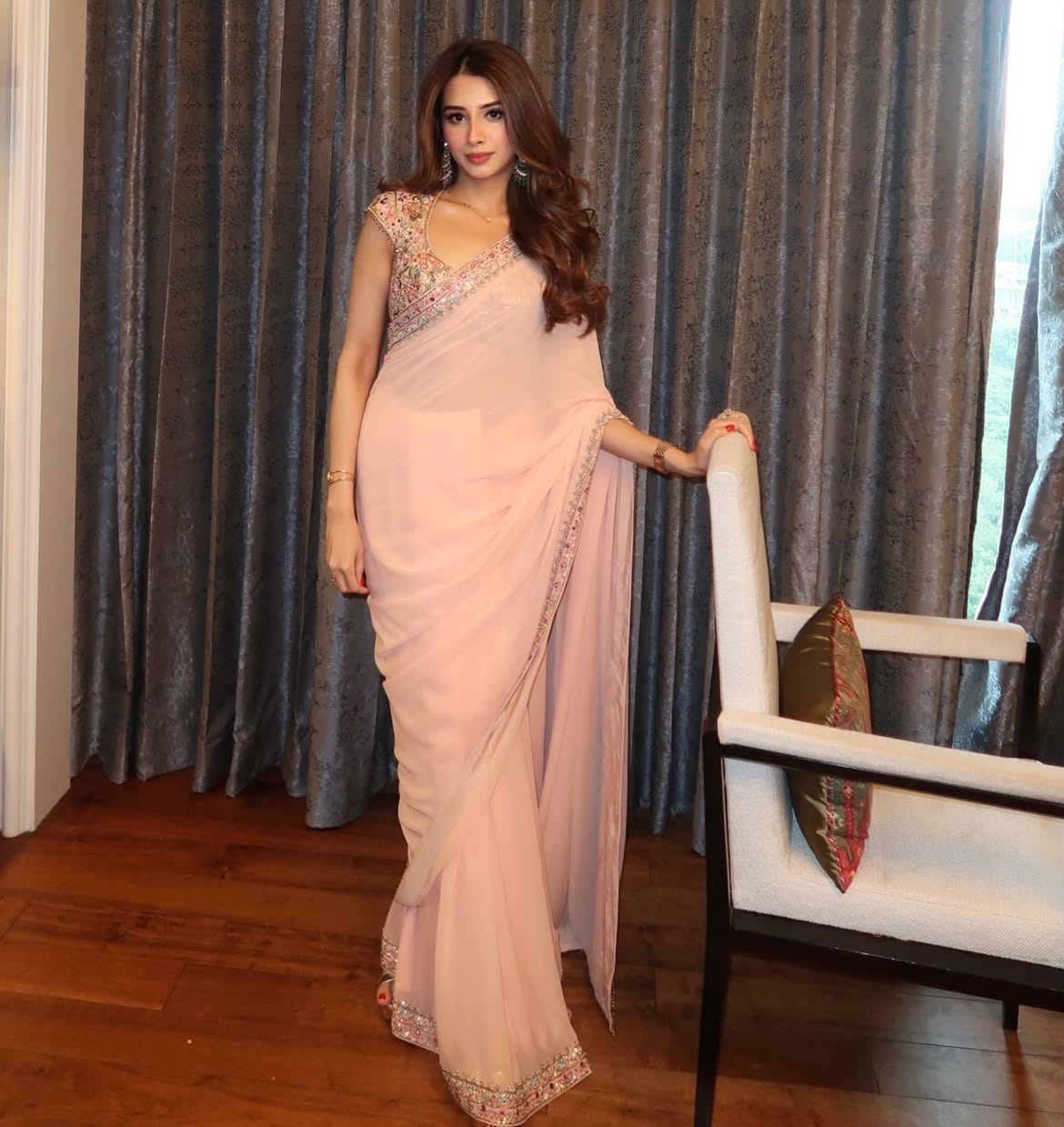 Tanishka Pawar pink saree photo