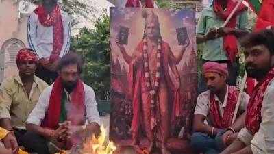 अखिलेश यादव यांना कृष्णाच्या रुपात दाखवलं भाजपाची कठोर शब्दांत टीका, “हिंदूंची थट्टा..”