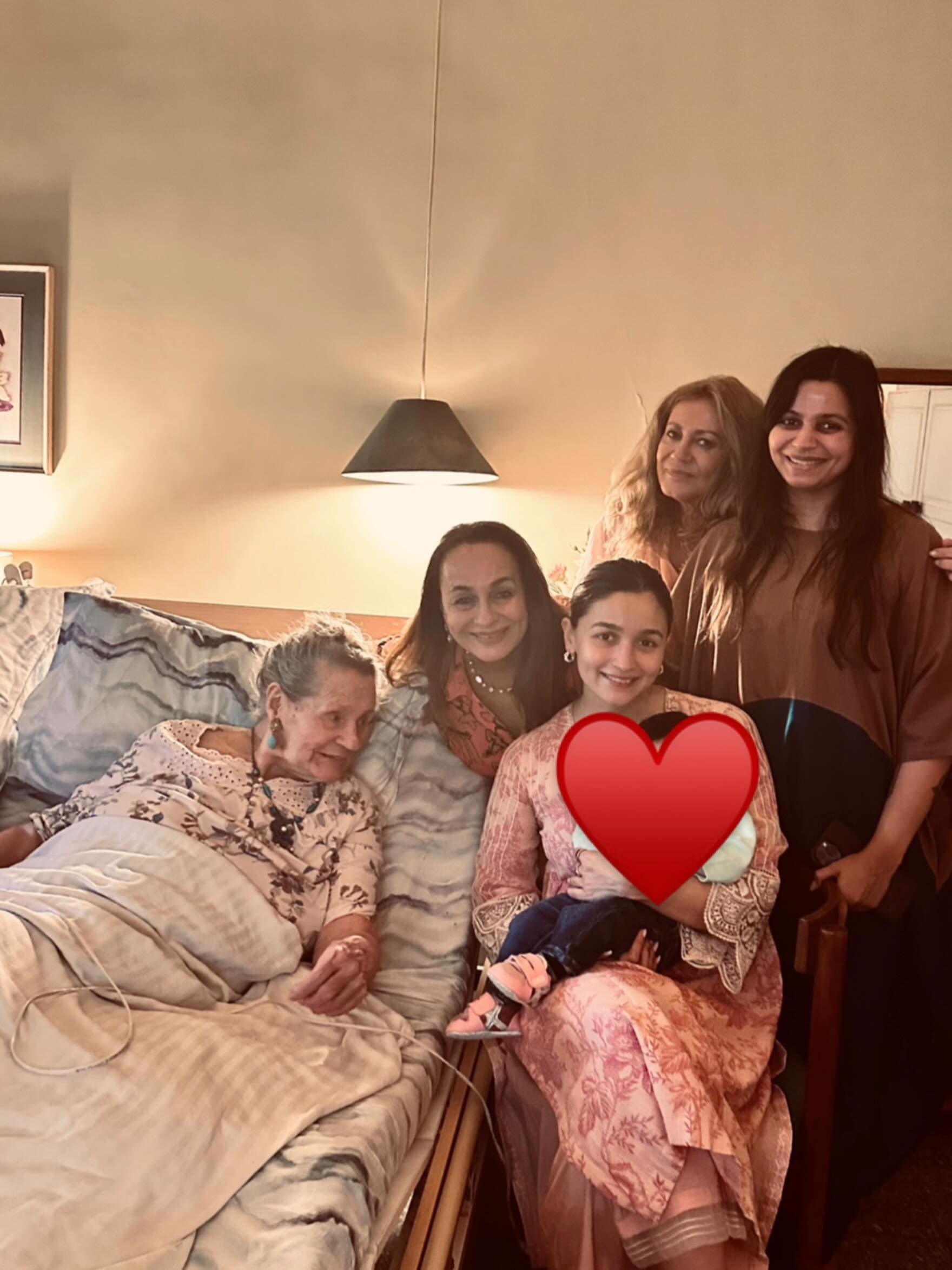 Alia Bhatt Alpha Movie Soni Razdan Family Photo