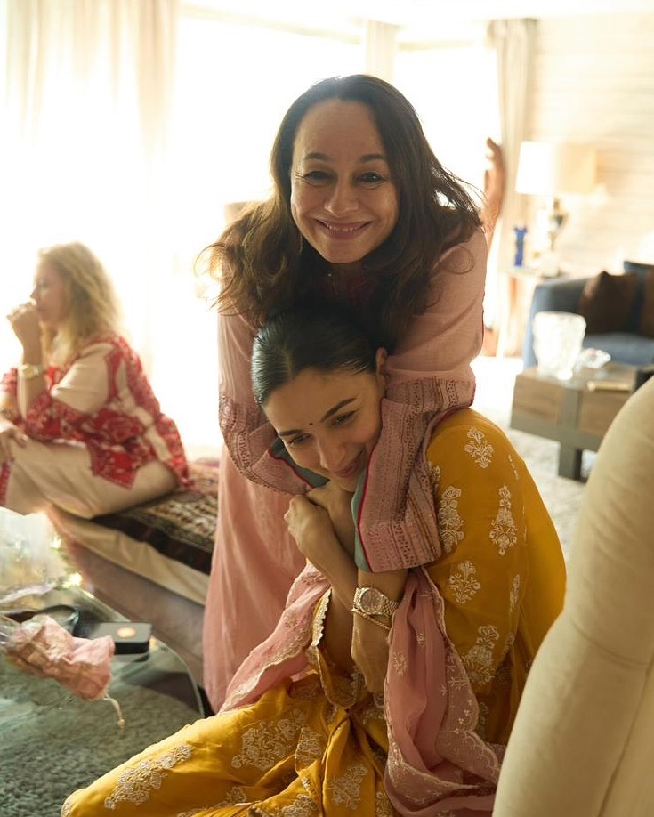 Alia Bhatt Alpha Movie Soni Razdan Family Photo