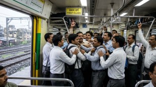 Mumbai local train crowd Western Railway | Nalasopara local train passenger clash | Dahanu Virar local train service | Railway Police RPF security checking