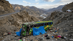 बस दरीत कोसळून ४० ठार, पाकिस्तानच्या खैबर पख्तुनख्वा प्रांतामधील दुर्घटना