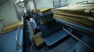 Indian Railways AC coach linen theft | Passengers stealing blankets and bedsheets in trains | RTI railway theft data Mumbai Delhi Bikaner | Railway contractor loss due to theft