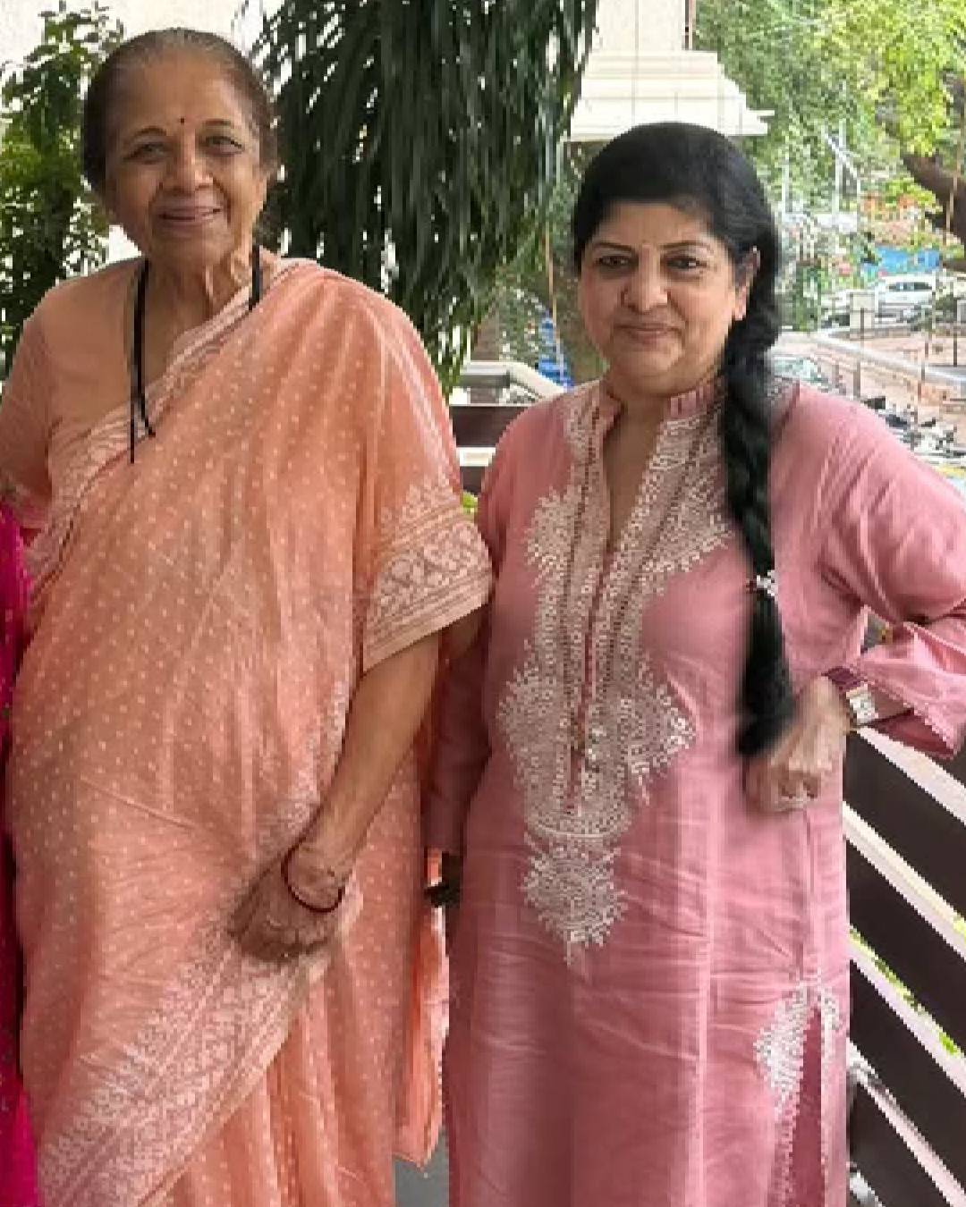 Supriya Sule meet Raj Thackeray family