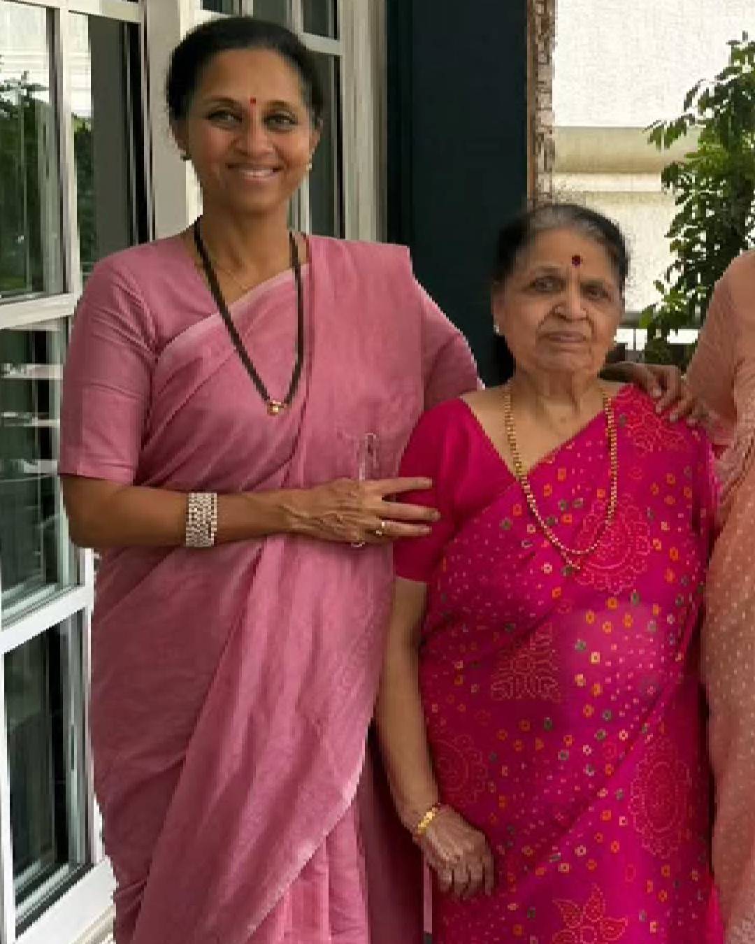 Supriya Sule meet Raj Thackeray family