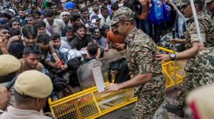 बॅरिकेड्स तुटले, लाठ्या चालल्या! पाहा कॉक्रोच जनता पार्टीच्या आंदोलनातील थरारक छायाचित्रे!