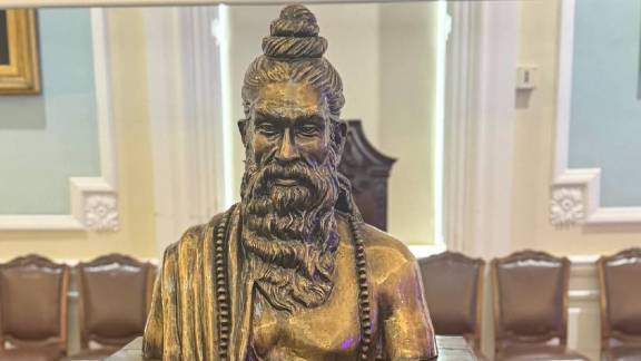Maharshi Sushrut Father of Surgery statue unveiling at Royal College of Surgeons | History of ancient Indian surgical science and Ayurvedat Surgery Aahe Ka | आयुर्वेदात सर्जरी आहे का जाणून घ्या महर्षी सुश्रुतांचा इतिहास | महर्षी सुश्रुत रॉयल कॉलेज ऑफ सर्जन्स एडिनबर्ग पुतळा