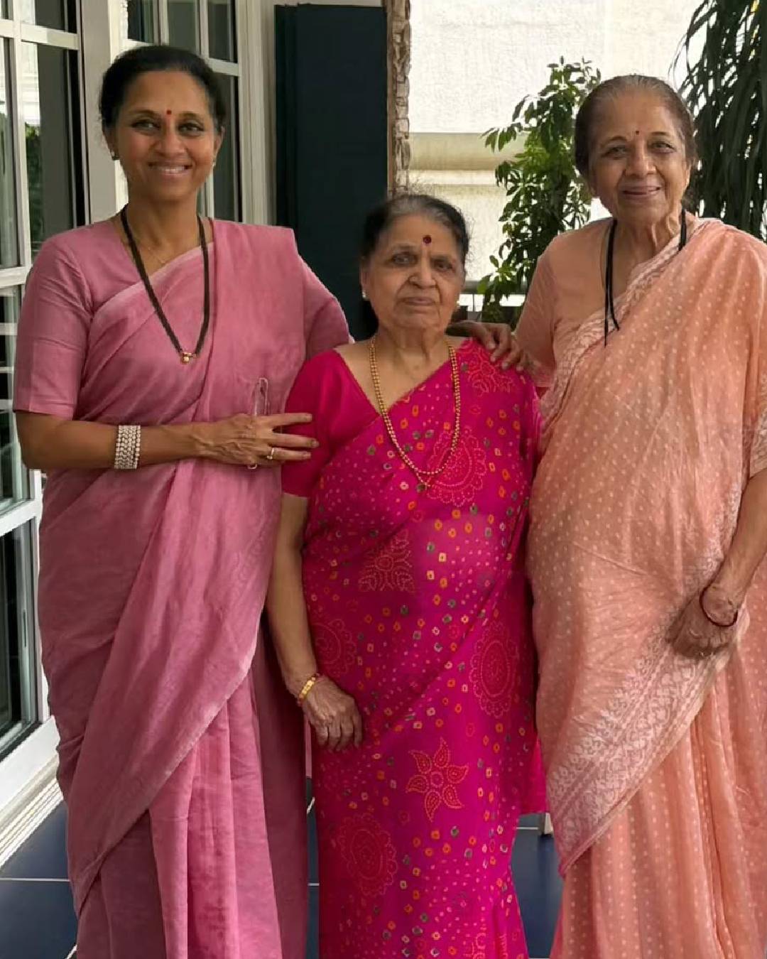 Supriya Sule meet Raj Thackeray family