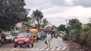Badlapur Karjat road accident today | MSEB power poles collapse Badlapur | Badlapur traffic jam news | MSEDCL electricity outage Thane district Maharashtra