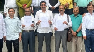 Vishwas Nangre Patil Nagpur CP | Congress leaders gift Constitution to Vishwas Nangre Patil | Nagpur Police Commissioner RSS statement controversy | Praful Gudadhe Patil Nagpur Congress