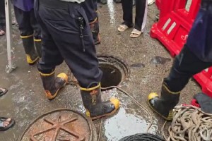 Mumbai Saki Naka open manhole accident news | Khairani road Mumbai drainage mishap | BMC rescue operation fire brigade Aslam Shaikh | Mumbai monsoon heavy rain waterlogging civic negligence