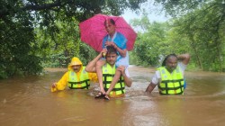 पुराच्या पाण्यात अडकलेल्या एसटी बसमधील ८ प्रवाशांची रसायनी पोलिसांकडून सुखरूप सुटका