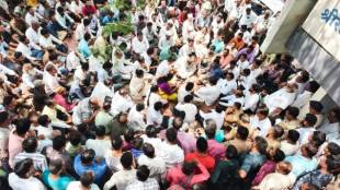 Shrirampur bandh protest over Aakash Dubayya murder | Ahilyanagar police station thiyya andolan MOCA demand | Radhakrishna Vikhe Patil visits Shrirampur murder victim family | Shrirampur traders shutdown against rising crime Maharashtra