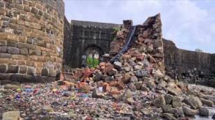 dapoli harne goa fort wall collapse | ratnagiri historical forts damage marathi news | konkan tourism safety issue loksatta | maharashtra archeological department fort conservation