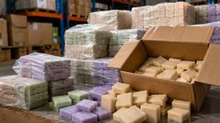FDA raid on JK Soap Bazar Jogeshwari Mumbai | Illegal cosmetics seized by FDA Mumbai | Tukaram Mundhe FDA action against unlabelled soap | Mumbai crime news cosmetics violation case