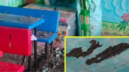 परिपाठ सुरू असतानाच स्लॅबचे प्लास्टर निखळले; विद्यार्थ्यांच्या सुरक्षेचा प्रश्न ऐरणीवर परिपाठ सुरू असतानाच स्लॅबचे प्लास्टर निखळले; विद्यार्थ्यांच्या सुरक्षेचा प्रश्न ऐरणीवर