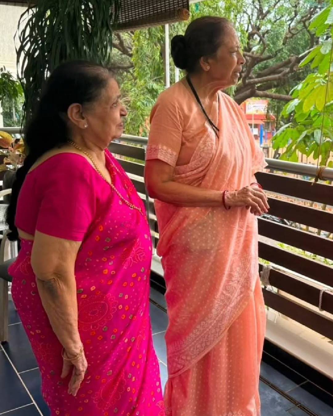 Supriya Sule meet Raj Thackeray family
