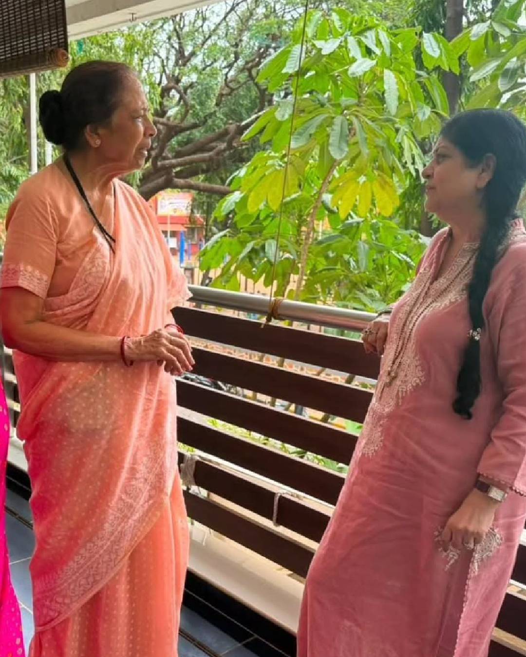 Supriya Sule meet Raj Thackeray family