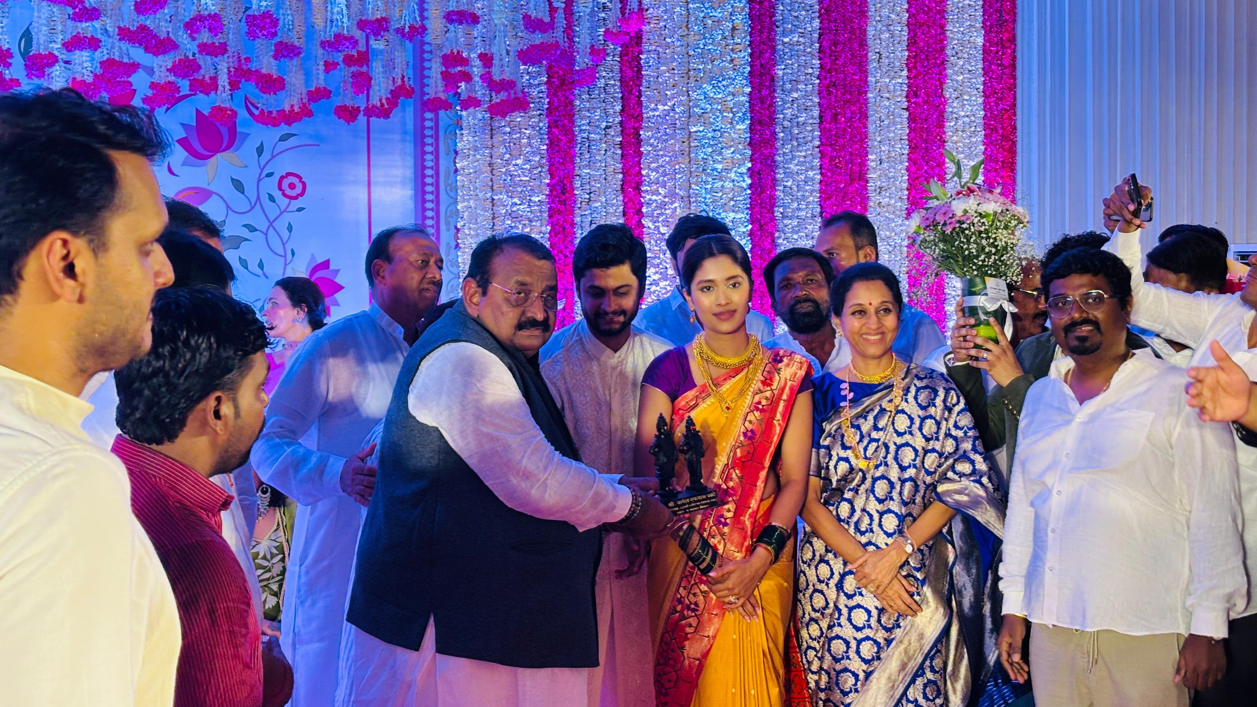 Revati Sule Sarang Lakhani Wedding Reception Political Guest 