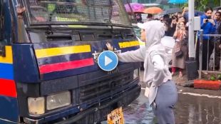 Riya Yadav blocking Mumbai police van during NEET protest | Riya Yadav actress model social media viral video | रिया यादव मुंबई नीट आंदोलन पोलीस व्हॅन | दादर आंदोलनातील रिया यादव फोटो