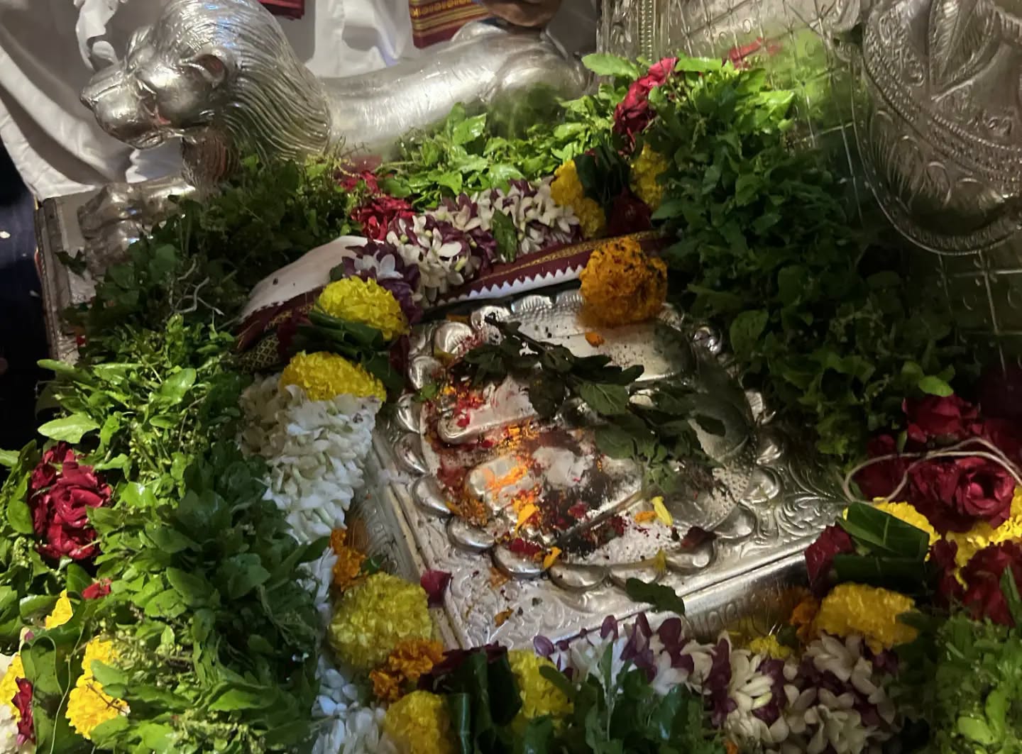 शिळा मंदिर आणि तपोनिधी नारायण महाराज समाधी मंदिरात संस्थानच्या विश्वस्तांच्या वतीने शासकीय महापूजा करण्यात आली.