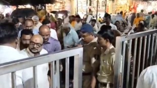 Pandharpur Vitthal Temple VIP Darshan Ban Controversy | Solapur Collector Orders Violated | Sudhir Mungantiwar Gulabrao Patil Pandharpur Visit | Ashadi Wari 2026 Devotees Issues