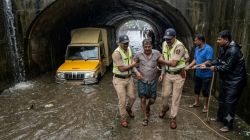 Rescue Operation in Pune : पाण्याने भरलेल्या भुयारी मार्गात टेम्पो शिरला, प्रवाहात वाहून जाऊ लागला, चालकाच्या जिवावर बेतले आणि तेवढ्यात…