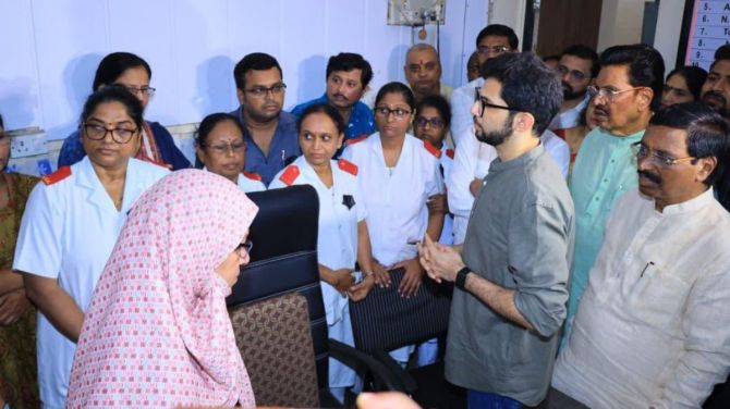 शास्त्रीनगर रुग्णालयाला आदित्य ठाकरेंची भेट 
