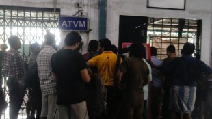 Vasai Virar heavy rain power outage | Maharashtra monsoon power cut crisis | People charging mobile at Vasai railway station | MSEDCL electricity failure due to rain